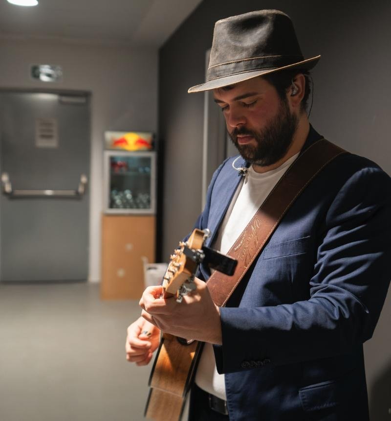 Ander Zubillaga afinando la guitarra en el pasillo de camerinos