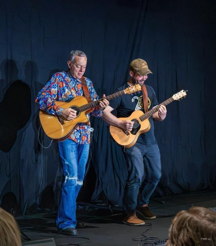 Ander Zubillaga y Tommy Emmanuel tocando juntos