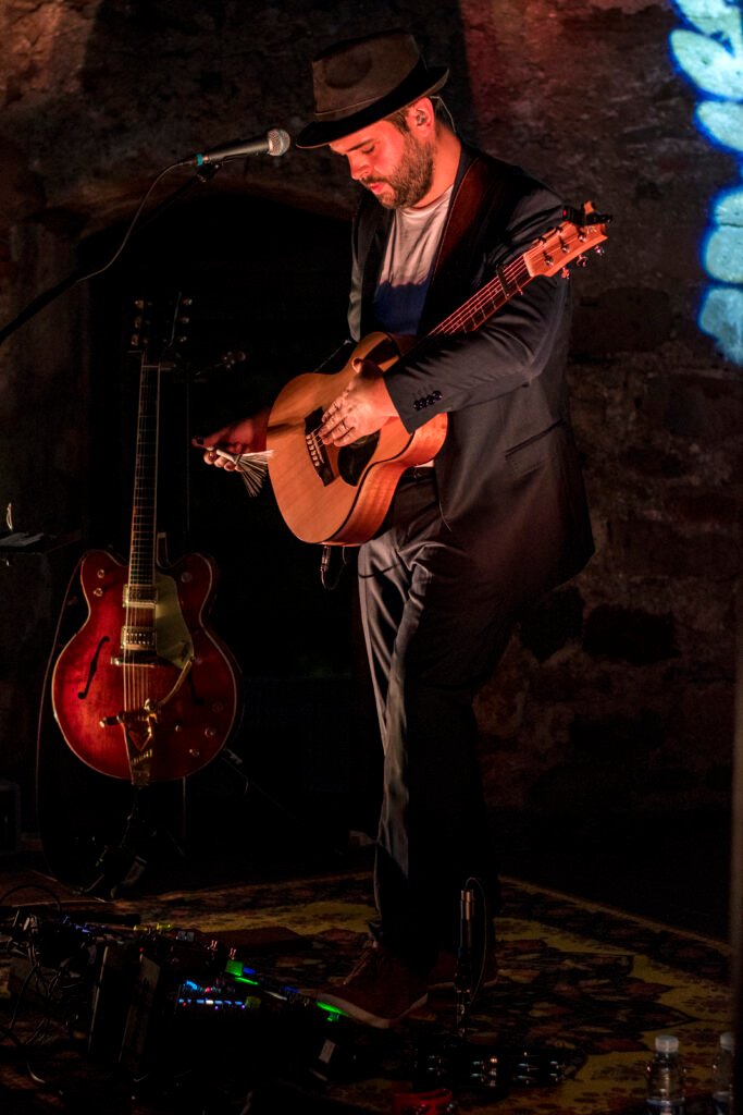 Ander Zubillaga usando la guitarra como percusión en directo