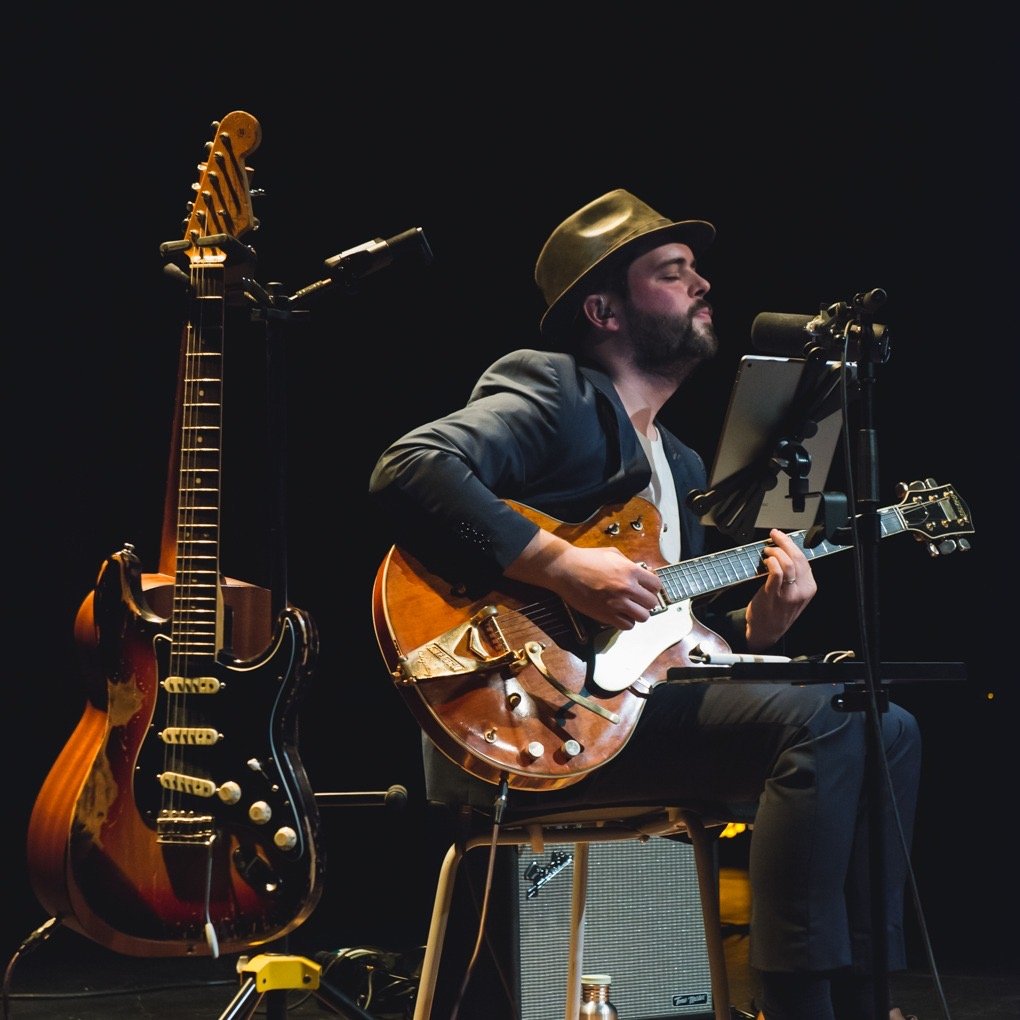 Ander Zubillaga tocando la guitarra en su primer concierto en solitario